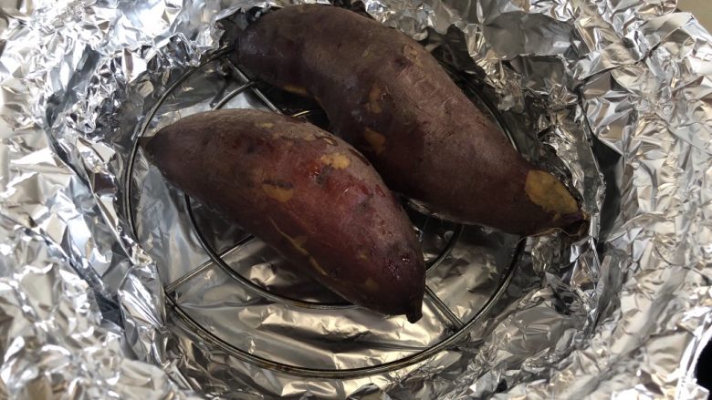 砂锅烤红薯,大概烤20分钟左右，把红薯翻个身。
记得戴防烫手套，以免烫伤。