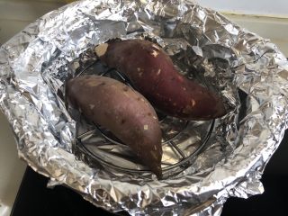 砂锅烤红薯,把两个红薯放在支架上。