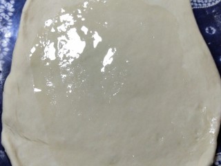 紫薯辫子面包,用额外的色拉油涂抹在面皮的中央部位。