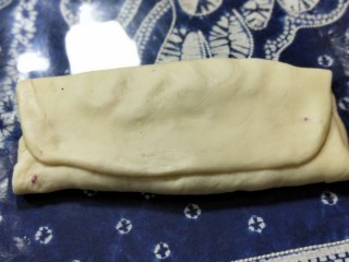 紫薯辫子面包,再次折叠好成长方形。