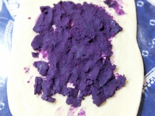 紫薯辫子面包,在擀好的面皮上重复刚才的步骤，抹油，把剩下的紫薯平铺。