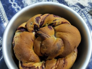 紫薯辫子面包,烤箱预热180度，面包放入烘烤20分钟，如果不到20分钟上色情况已经比较好，要盖上锡纸防止顶部上色过度或烤糊。
