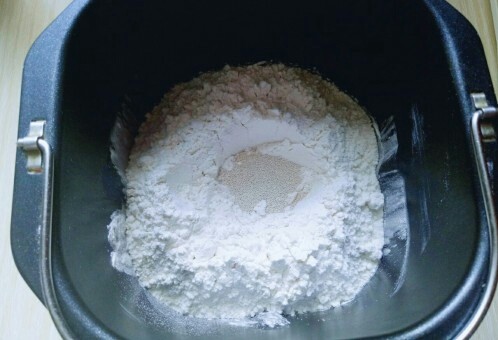 原味水立方吐司面包,最后再面粉的顶端挖个小洞，(不要挖到液体) 把酵母粉倒入挖好的洞洞里。再用旁边的面粉将酵母粉盖上。
