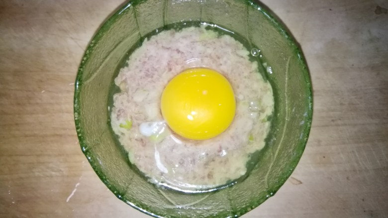 肉糕（午餐肉蒸蛋）,打入鸡蛋，使其蛋黄留在中间凹槽内