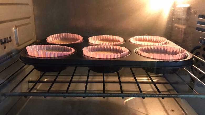 小红帽杯子蛋糕 ,入预好的烤箱，180度，中层，上下火，15分钟左右。