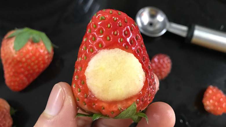 小红帽杯子蛋糕 ,然后把苹果的半圆放在草莓的半圆中。