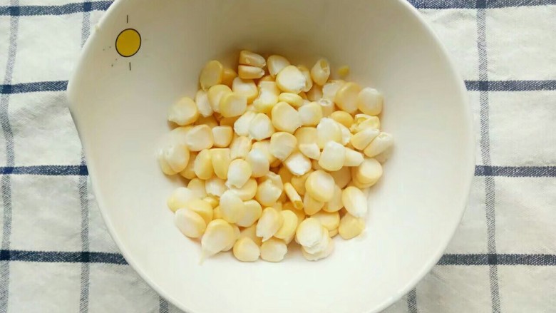 宝宝辅食:田园鸡蛋饼,玉米洗干净掰粒