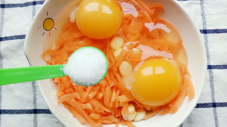 宝宝辅食:田园鸡蛋饼,打好鸡蛋加入一勺盐
