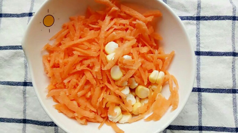 宝宝辅食:田园鸡蛋饼,抽丝好的胡萝卜和玉米放一起