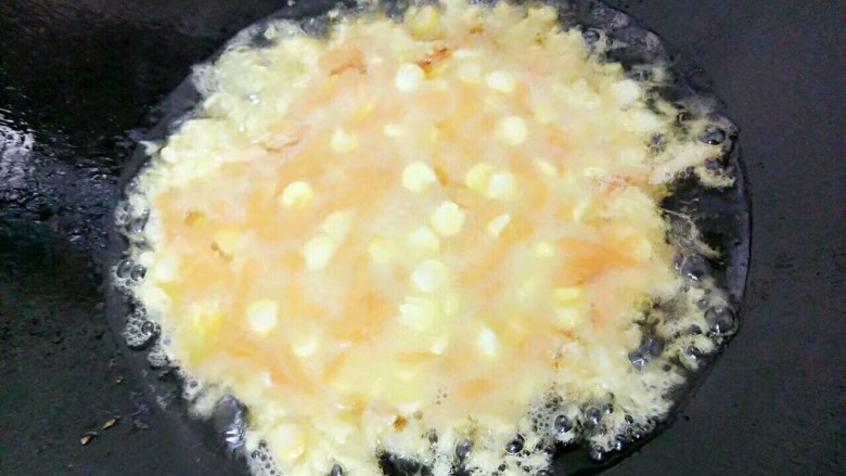 宝宝辅食:田园鸡蛋饼,锅里放油，油热倒入胡萝卜玉米鸡蛋煎熟（油倒得有点多了）
