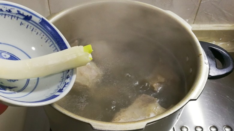高压锅+花椒白萝卜宁夏羔羊汤,高压锅里放入大葱白
