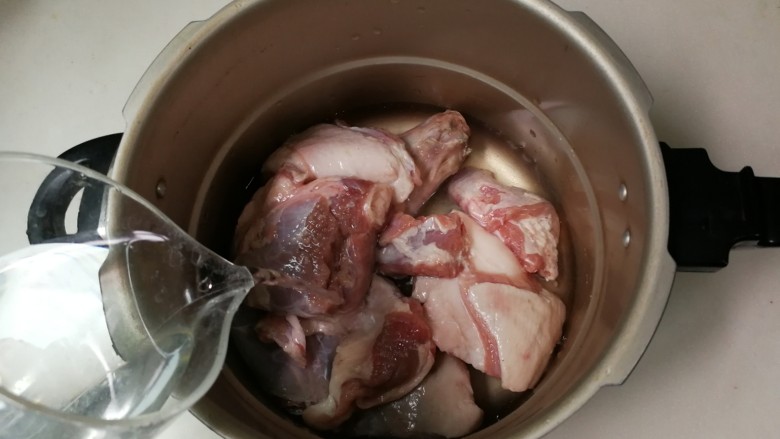 高压锅+花椒白萝卜宁夏羔羊汤,放入三分之二冷水