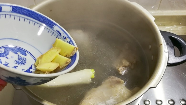 高压锅+花椒白萝卜宁夏羔羊汤,放入姜片，花椒八角包