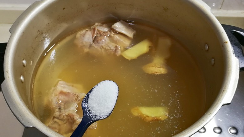 高压锅+花椒白萝卜宁夏羔羊汤,放入适量盐