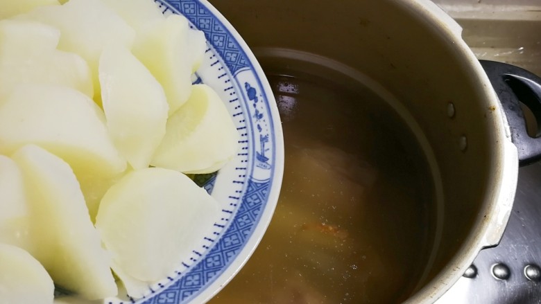 高压锅+花椒白萝卜宁夏羔羊汤,放入白萝卜烧开，继续烧三分钟