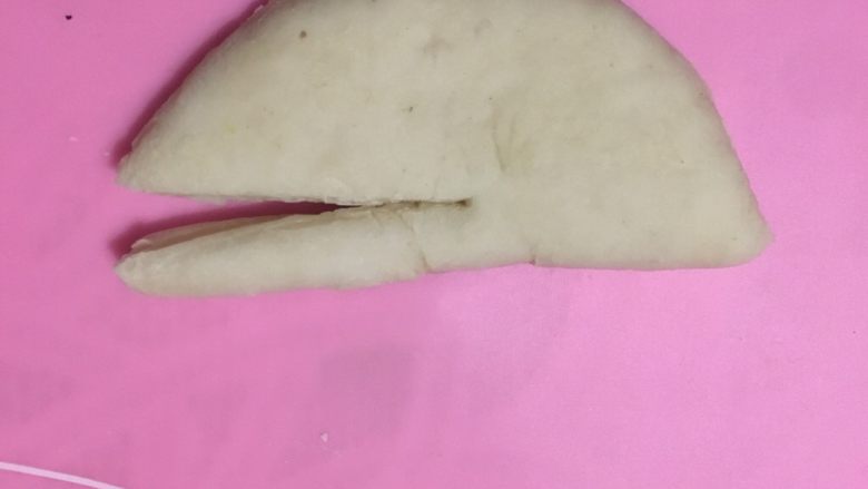 白天鹅馒头夹,用食品剪剪开
超过一半位置
