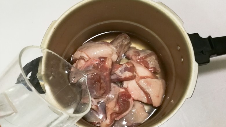 高压锅+青蒜花椒胡萝卜宁夏羔羊汤,放入适量清水