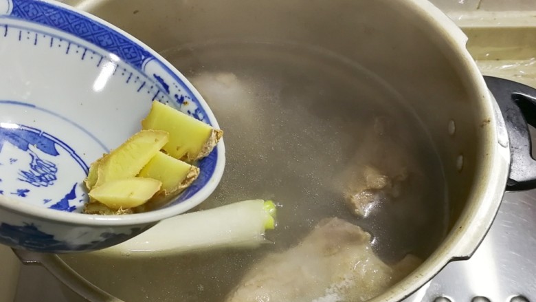 高压锅+青蒜花椒胡萝卜宁夏羔羊汤,放入姜片