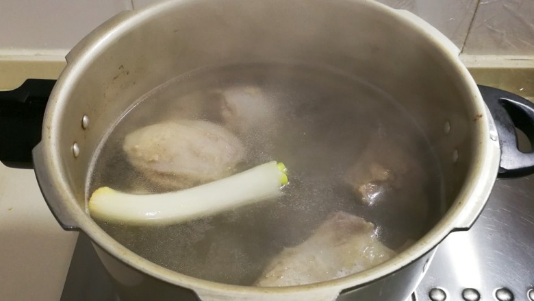 高压锅+青蒜花椒胡萝卜宁夏羔羊汤,大葱白洗净放入高压锅里