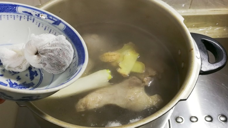 高压锅+青蒜花椒胡萝卜宁夏羔羊汤,放入花椒八角包