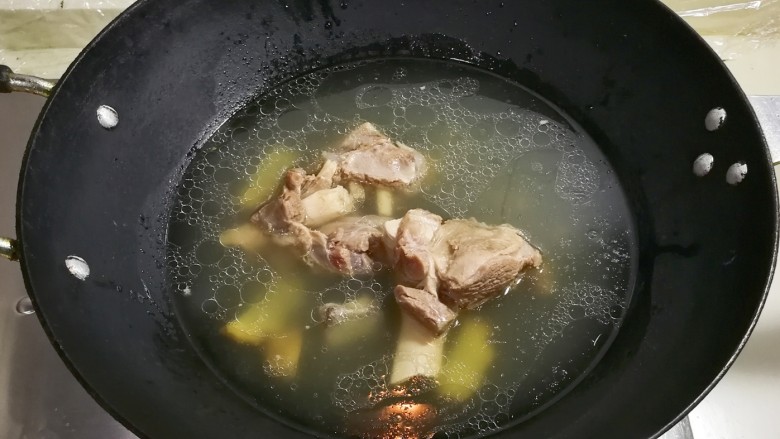 高压锅+青蒜花椒胡萝卜宁夏羔羊汤,取出适量羔羊汤肉和汤放进锅中