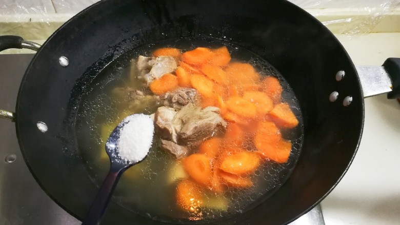高压锅+青蒜花椒胡萝卜宁夏羔羊汤,放入适量盐