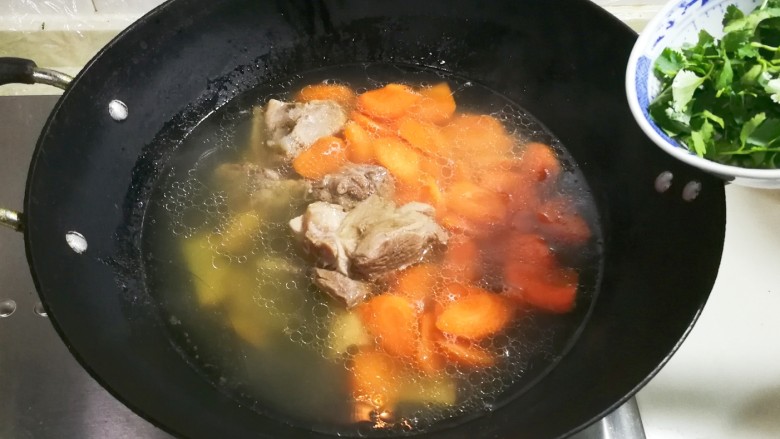 高压锅+青蒜花椒胡萝卜宁夏羔羊汤,放入香菜