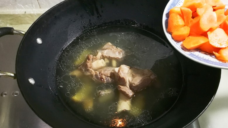 高压锅+青蒜花椒胡萝卜宁夏羔羊汤,放入胡萝卜块中火烧开继续小火烧十分钟
