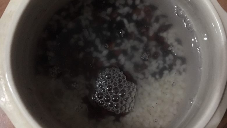 红豆黑米酒酿粥,倒入清水，多倒一些