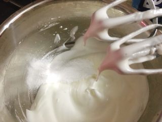 蛋白糖 酥酥脆脆,打至蛋白出现大弯钩，筛入剩下的糖粉。