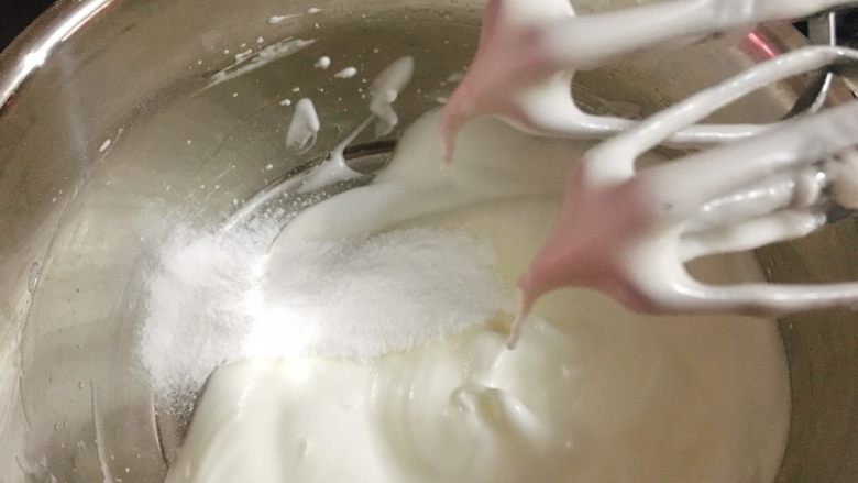 蛋白糖 酥酥脆脆,打至蛋白出现大弯钩，筛入剩下的糖粉。