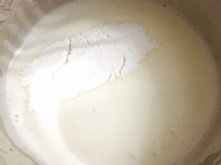 蛋白糖 酥酥脆脆,打至如图泡沫细腻后，再筛入一半糖粉。