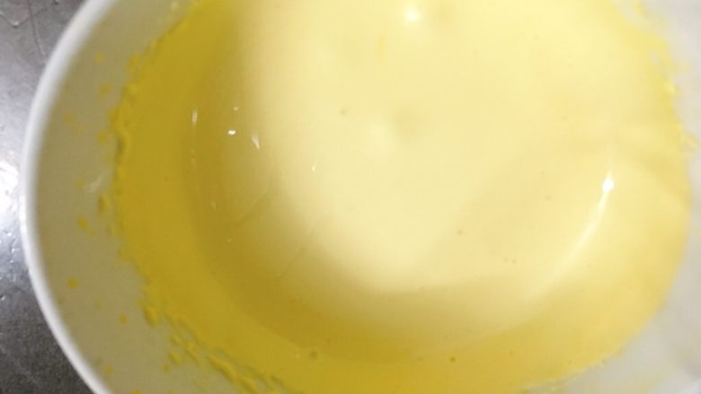蛋黄溶豆 宝宝健康辅食,打至蛋白颜色发白，质感粘稠即可。
(图片打了约12分钟)