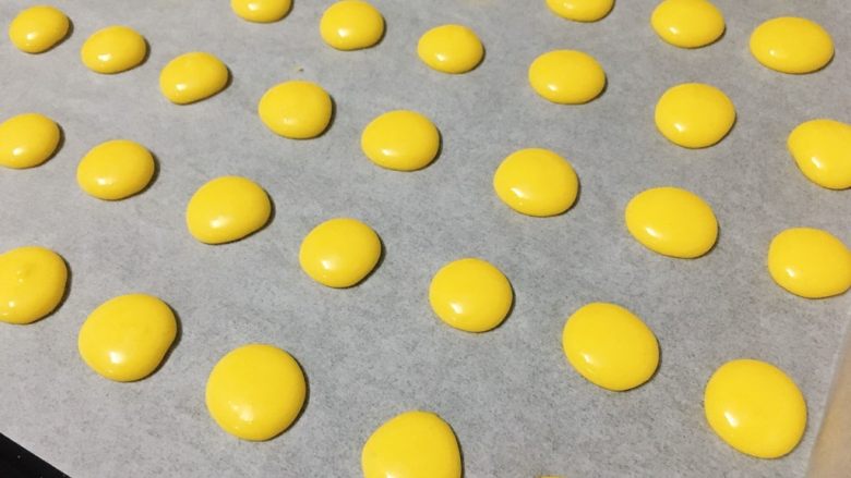 蛋黄溶豆 宝宝健康辅食,离油纸约5mm挤蛋黄糊，溶豆直径约1.2cm即可。
(表面不平整也不怕，烤时会自动整理的)