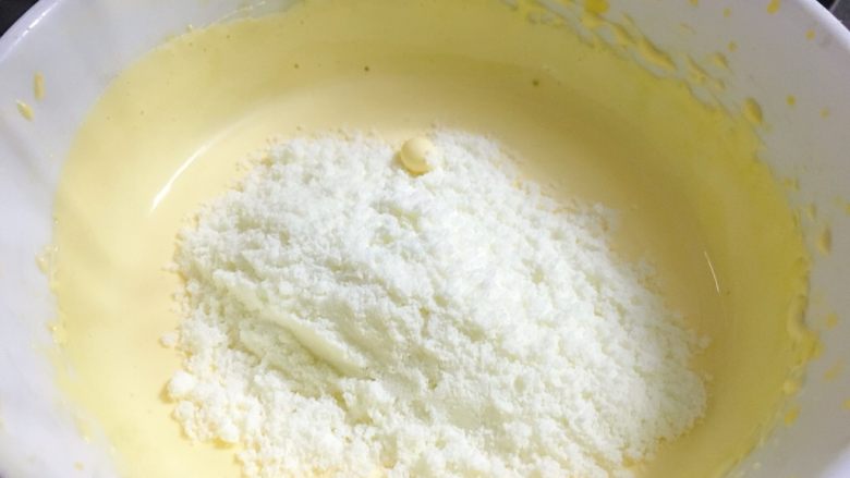蛋黄溶豆 宝宝健康辅食,过筛奶粉进蛋黄糊。