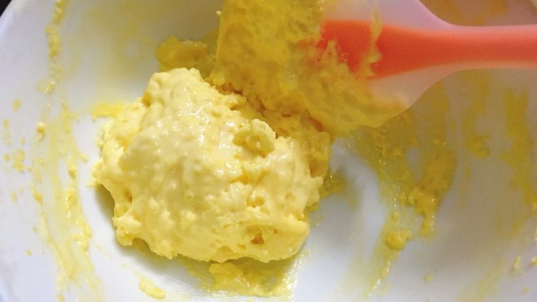 蛋黄溶豆 宝宝健康辅食,切拌手法搅拌均匀。
此时的蛋黄糊十分粘稠！这是正常状态。