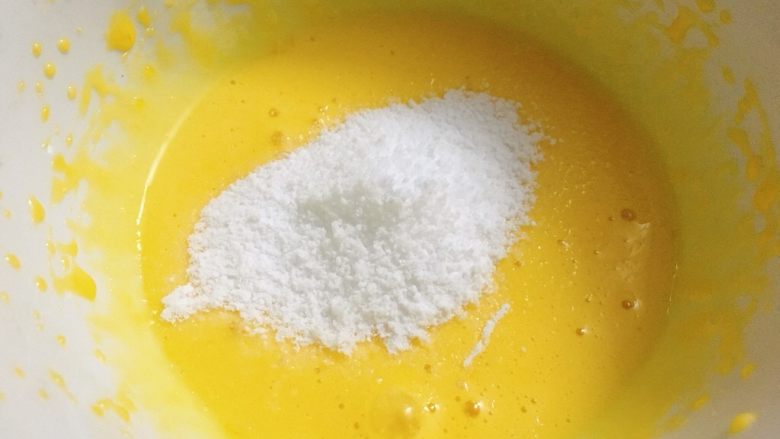 蛋黄溶豆 宝宝健康辅食,过筛入糖粉，中速继续打发。