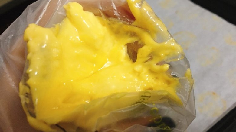 蛋黄溶豆 宝宝健康辅食,将蛋黄糊装入裱花袋。
