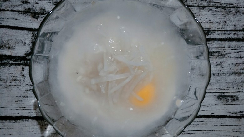 宝宝辅食  白萝虾皮卜小蒸糕,最后加一点点盐，250ml水。