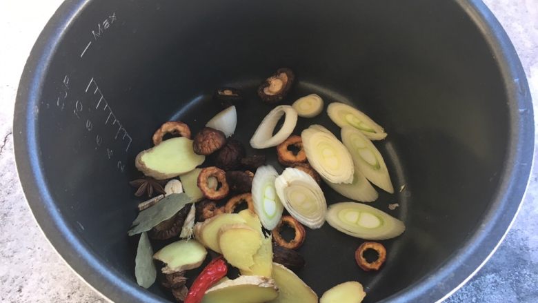 美容养颜养生菜 黄豆煲猪手,步骤2的各种佐料放入电压力锅内胆里。
