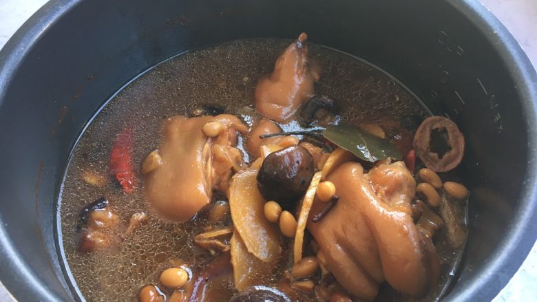 美容养颜养生菜 黄豆煲猪手,自动放气后打开锅盖，准备收汤调味。