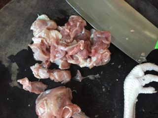 浓香板栗咖喱鸡肉蒸饭,鸡腿去骨取肉，并将鸡肉切块