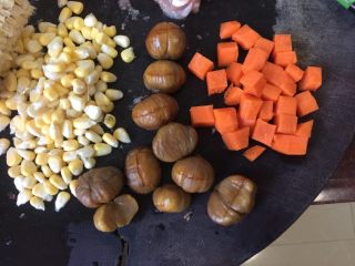 浓香板栗咖喱鸡肉蒸饭,胡萝卜切粒，甜玉米掰粒，板栗去壳