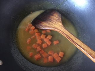 浓香板栗咖喱鸡肉蒸饭,加入清水煮至咖喱融化