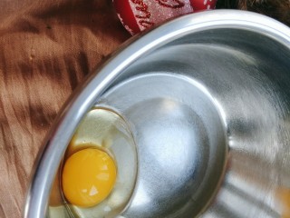 ins网红蕾丝鸡蛋卷,常温鸡蛋一个打在盆里；