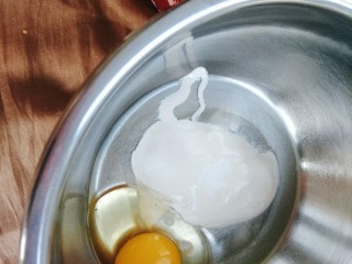 ins网红蕾丝鸡蛋卷,加入20g fluff香草味液体棉花糖或者10g白糖；