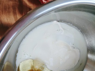 ins网红蕾丝鸡蛋卷,加入30g常温牛奶；