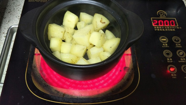 番茄土豆肥牛锅,煎到土豆两面带点焦黄
