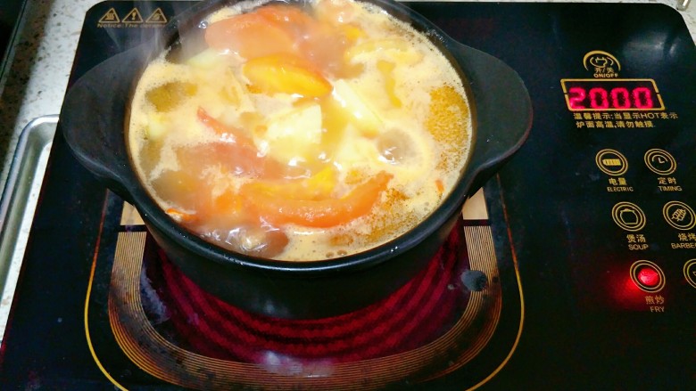 番茄土豆肥牛锅,加入适量水没过材料，放入姜丝，水的用量根据自己喜欢的浓稠程度