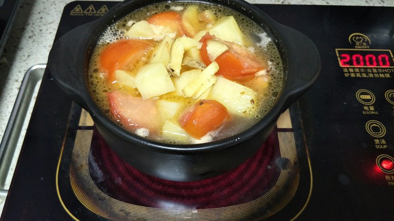 番茄土豆肥牛锅,煮10分钟左右，土豆断生即可